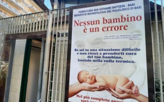 Indagati parroco e tecnico a Bari, per la morte del neonato nella culla termica di una chiesa