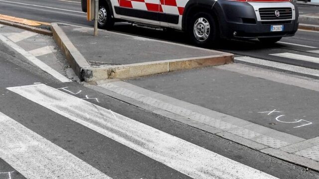 Padre e figlio di 8 anni vengono travolti  da un’auto: grave il padre che ha fatto da scudo