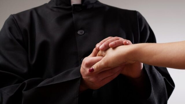 Parla il sacerdote innamorato della parrocchiana: “È stato un dono di Dio”