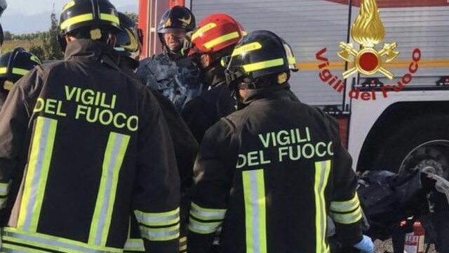 Auto finisce contro guardrail: morti due ragazzi di 20 e 17 anni