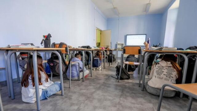 Diverse scuole evacuate dopo lo sciame sismico ai Campi Flegrei: panico tra alunni ed insegnanti