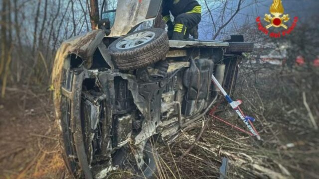 Pulmino dello sci club si ribalta: feriti 6 bambini e la conducente 22enne