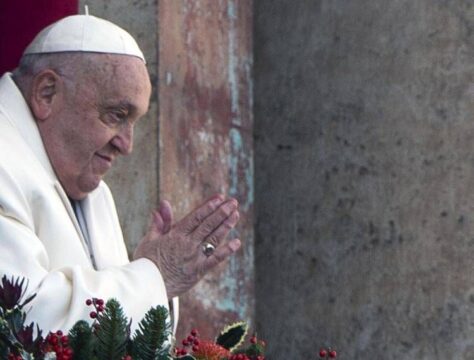 Papa Francesco, notte trascorsa tranquillamente. Condizioni in miglioramento ma il quadro clinico resta critico