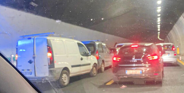 Incidente in Tangenziale: code lunghe 2 km e traffico in tilt