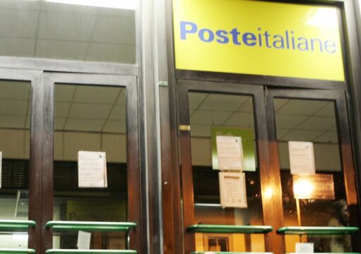 Le Poste rigettano la delega della figlia: 82enne va in ambulanza a riscuotere il reddito di inclusione