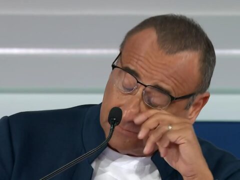 Carlo Conti e l’emozionante ricordo della madre: “Sono cresciuto con lei ed è per questo che rispetto così tanto le donne”