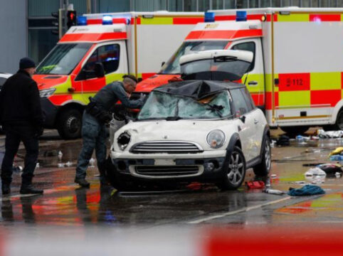 Attentato terroristico, auto sulla folla: 28 feriti, due in gravi condizioni