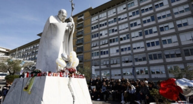 Bollettino serale sulle condizioni di Papa Francesco: “In miglioramento, necessari ulteriori giorni di stabilità per sciogliere la prognosi”