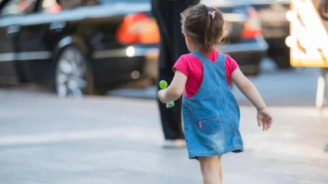 Madre lascia la figlia al cimitero:”Se non mi obbedisci passi la notte tra i morti”