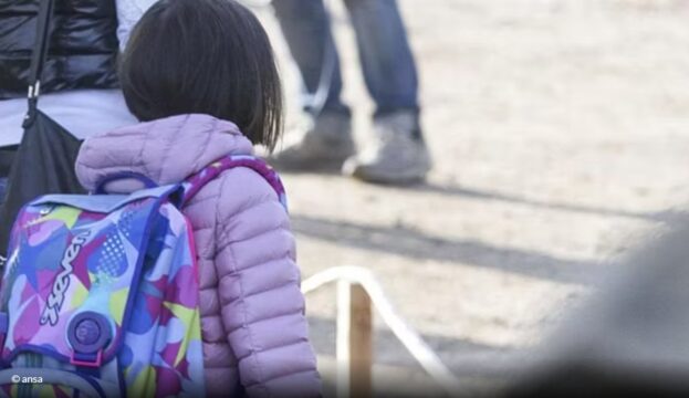 Bimba di 6 anni va a scuola da sola: “Mamma é caduta”. Trovata morta in casa, aveva 41 anni