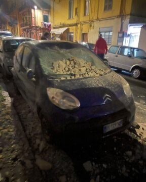 Ultim’ora: Terremoto a Napoli, auto danneggiate dai calcinacci.