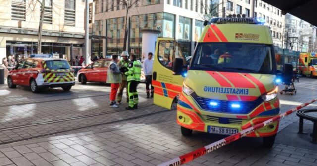 Auto sulla folla ai mercatini di Carnevale in pieno centro: due morti e 25 feriti