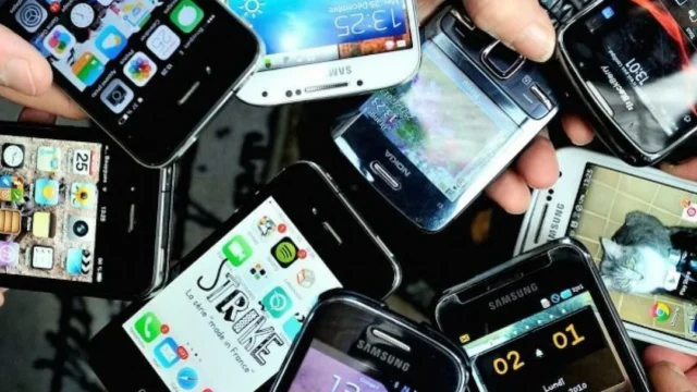 19enne denuncia il furto del suo cellulare: arrestati 2 uomini in possesso di 22 smartphone