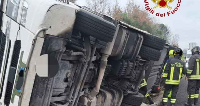 Incidente sull’A1 tra Caianello e Capua: ribaltato un tir, nessun ferito