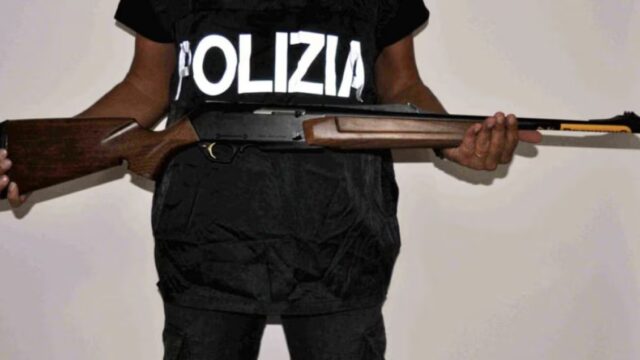 Ragazzo di 17 anni prende la carabina del padre e spara ai vicini: “Mi stavo annoiando”