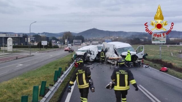 Scontro fra tre furgoni: 1 morto e 3 feriti