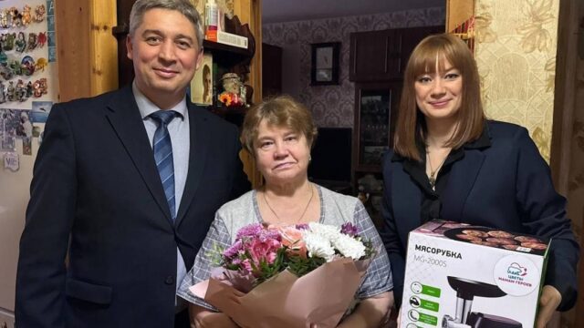 Per la festa della donna Putin regala alle madri dei soldati morti un tritacarne: bufera sul Cremlino