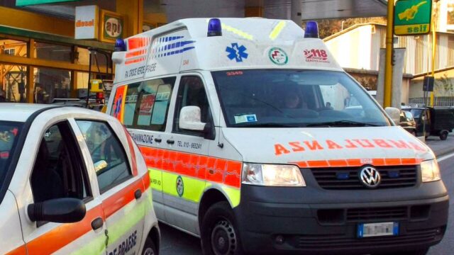 Accoltella la moglie davanti ai figli e scappa in auto: morto in un incidente durante la fuga