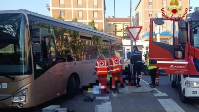 Primo giorno di lavoro finito in tragedia: un bus lo travolge, morto 21enne
