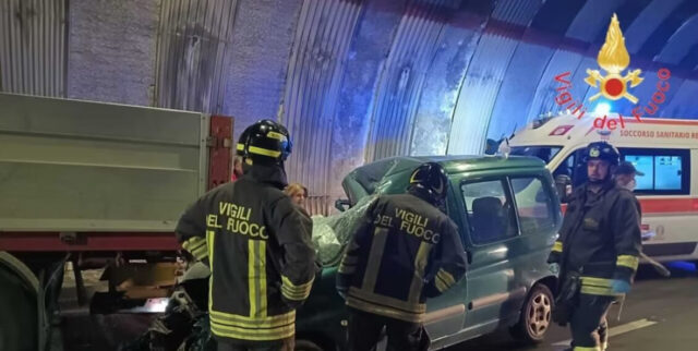 Auto si schianta contro camion in panne: morti entrambi i passeggeri