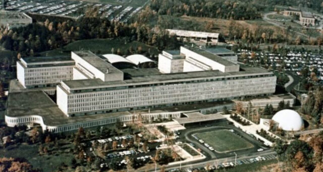 Sparatoria alla CIA in Virginia: donna ferita dalle guardie, area blindata e traffico deviato