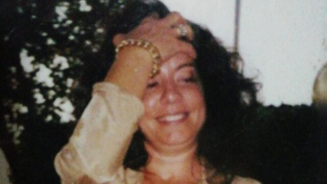 Una donna di 58 anni è stata uccisa con 15 coltellate in un villino