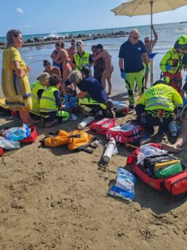Tragedia in spiaggia: si tuffa cercando di salvare il fratello che annega ma muoiono entrambi