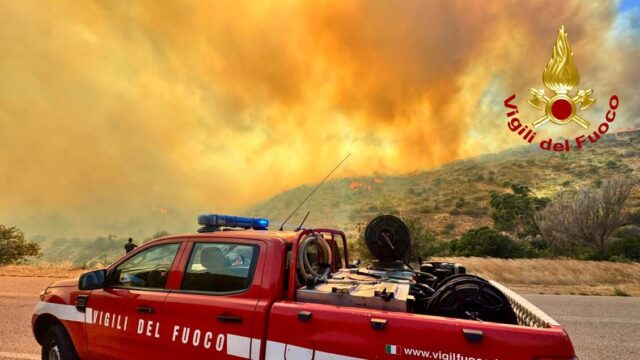 Incendio sulla spiaggia, 200 bagnanti in fuga salvati via mare