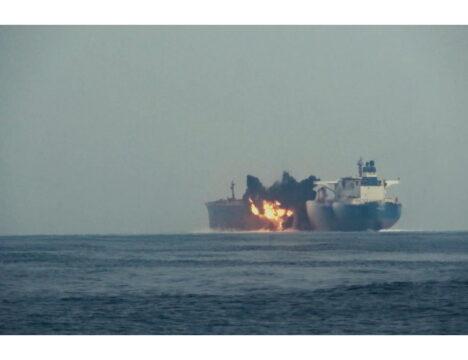 Un mercantile attaccato nel mar Rosso,  incendio a bordo