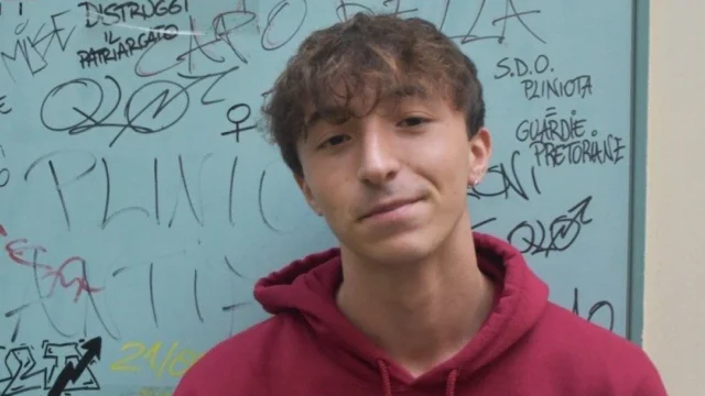 Si diploma con 83/100, poi scrive a Valditara per abbassare il voto: “Critico un sistema tossico”