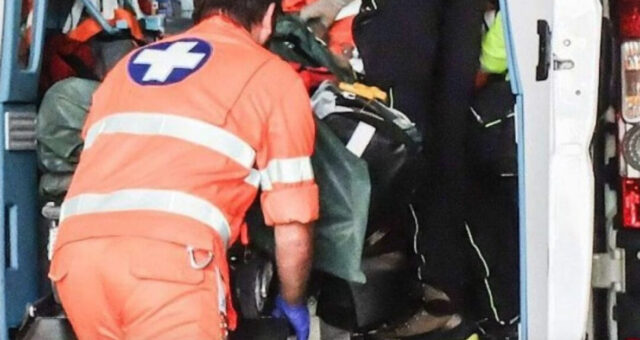 Tragedia in un market: muore cadendo da una scala mentre aiuta un amico