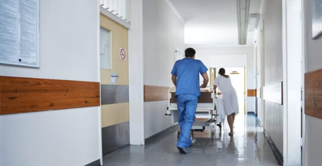 Bimbo di un anno si accascia durante la processione: salvato in extremis dai carabinieri