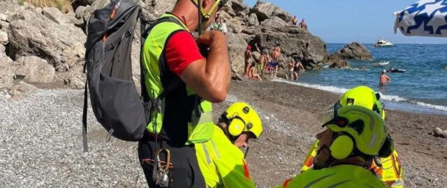Malore in spiaggia: bagnante salvato con l’elicottero