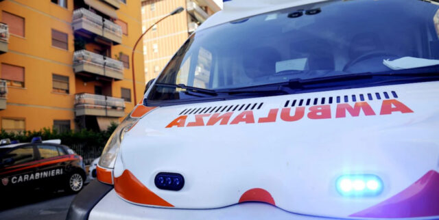 Donna trovata morta in strada: ipotesi di overdose e dubbi sulla sua solitudine