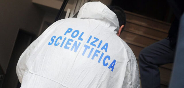 Orrore in un residence: un uomo trovato morto, un altro ferito