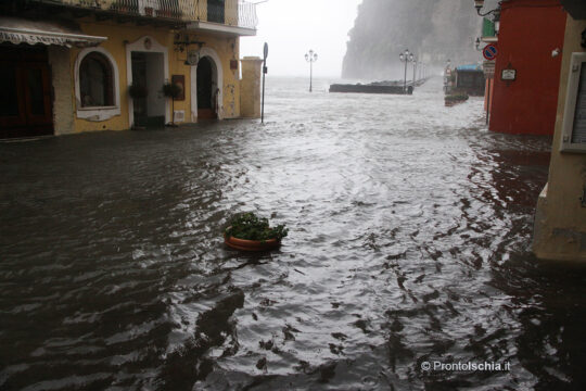 Maltempo a Napoli, forti piogge e strade allagate, a Ischia un operaio di 50 anni morto precipita dal tetto