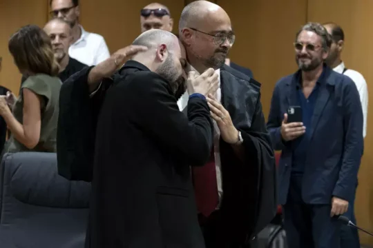Confermate le condanne per Bidognetti e il suo avvocato. Le lacrime di Saviano: “Mi hanno rubato la vita”