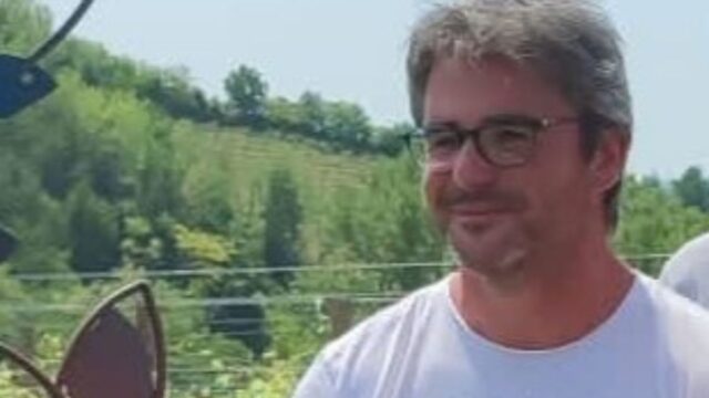 Travolto da una rotoballa nei campi: muore agricoltore 43enne padre di tre figli