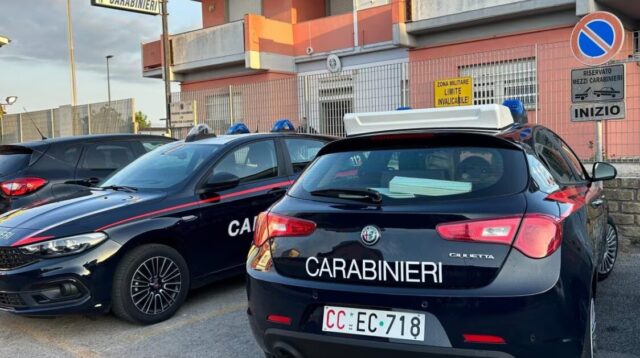 Affoga la compagna e poi aggredisce il figlio disabile che tenta di salvare la madre