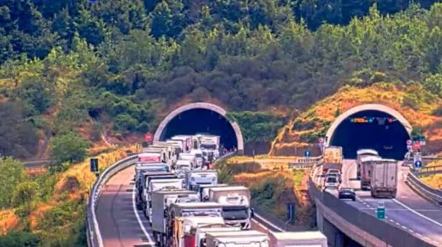Incidente in galleria sull’A1: 3 morti, gravi una donna e una bimba. Code in autostrada