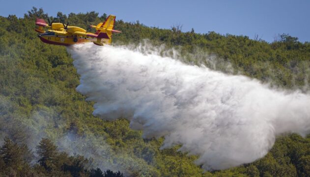Violento incendio, intossicato un bambino di otto mesi, turisti evacuati dal mare
