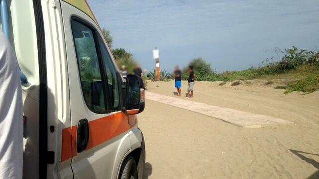 17enne scava una buca in spiaggia e muore sepolto sotto la sabbia