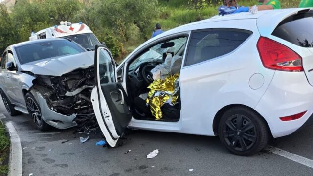 Schianto tra vetture su una provinciale: morto un 22enne, grave la fidanzata