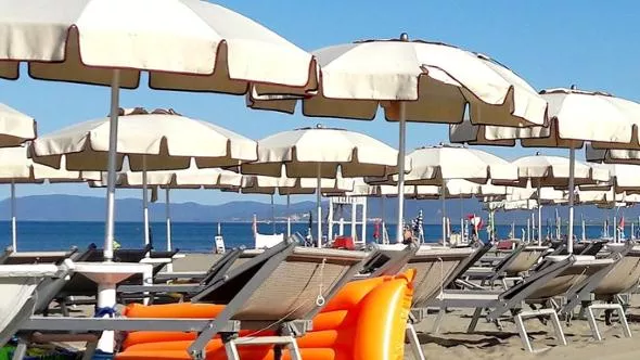 Colpito da trenta secchiate d’acqua in spiaggia: 75enne ricoverato per una crisi cardiaca