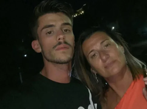 Accoltellato alla gola dopo una rissa in spiaggia: morto il 22enne Filippo Verterame