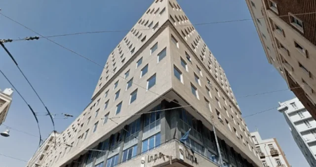 Precipita da un grattacielo del Centro Direzionale: morto un 50enne