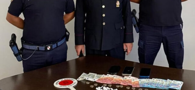 Droga e soldi nascosti: arrestati due giovani in flagranza