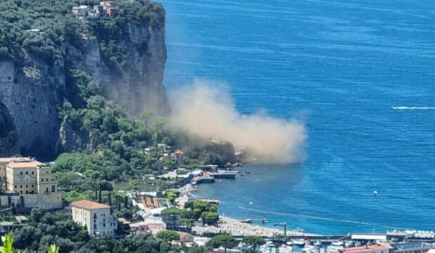 Frana sulla spiaggia di Seiano a Vico Equense:forte boato