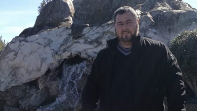 50enne punto da un calabrone in spiaggia: morto poco dopo davanti alla moglie