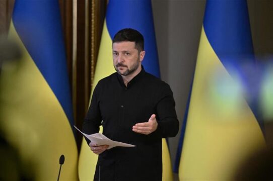 Zelensky non cede, no alla cessione del Donbass: “Trump agisca come mediatore, stando nel mezzo”
